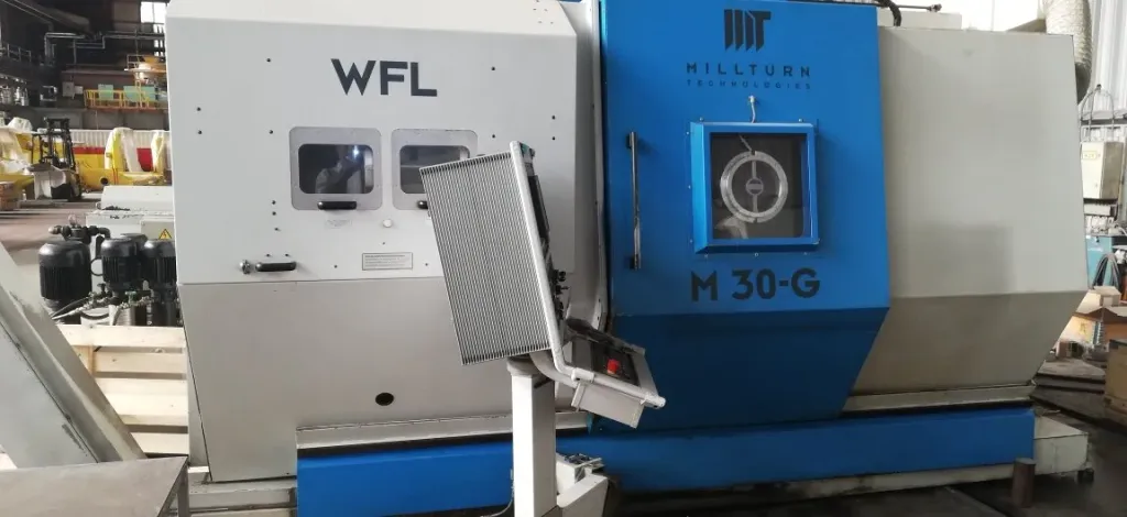 WFL Millturn M30-G in der Werkhalle in Linz, daneben Vorrichtungen und Bauteile